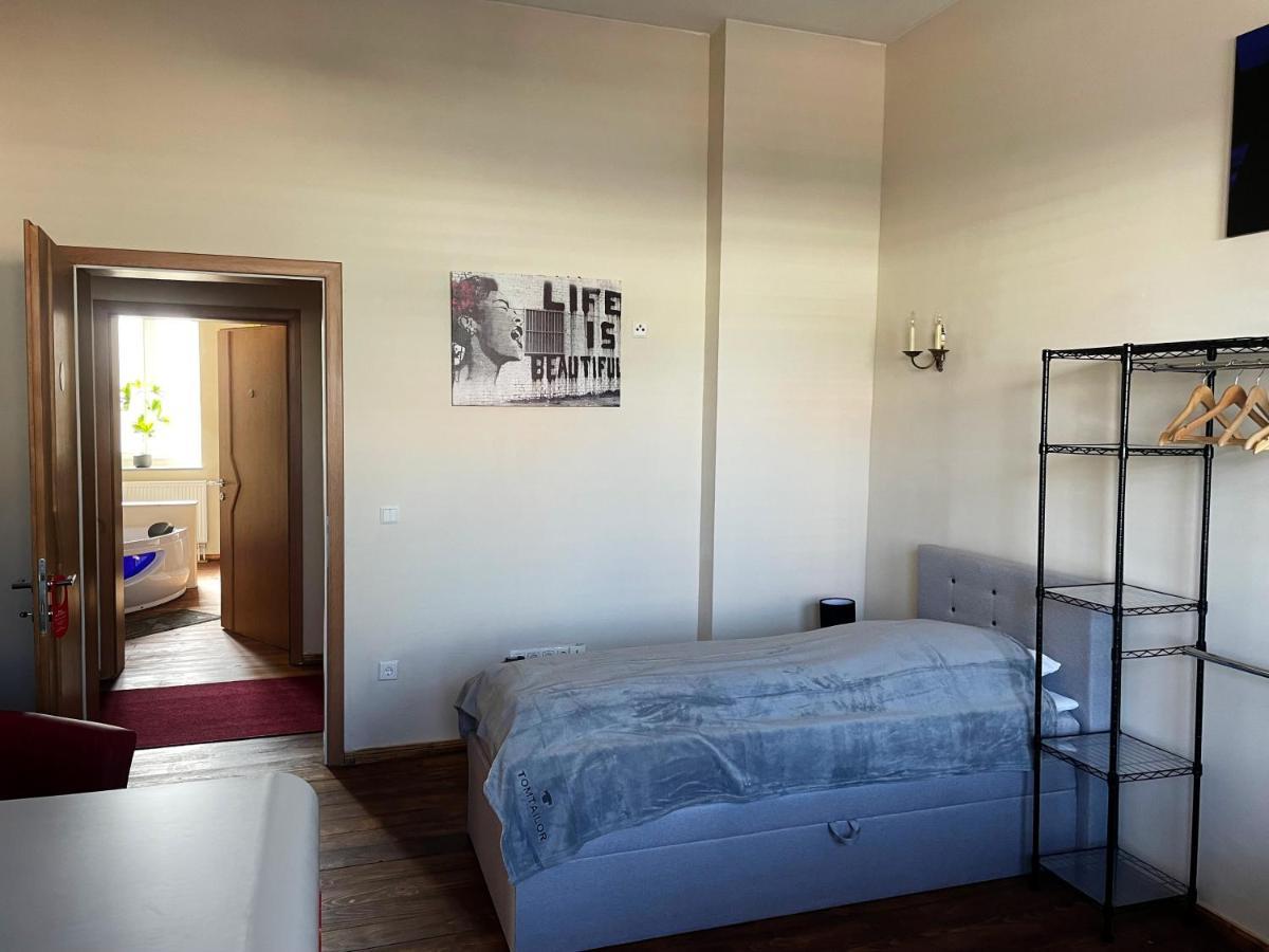 Dz Appartements - Ferienwohnung Mit Klimaanlage, Whirlpool Und Freiem Wlan - Ruhige, Zentrale Lage In Wittenberge Ngoại thất bức ảnh