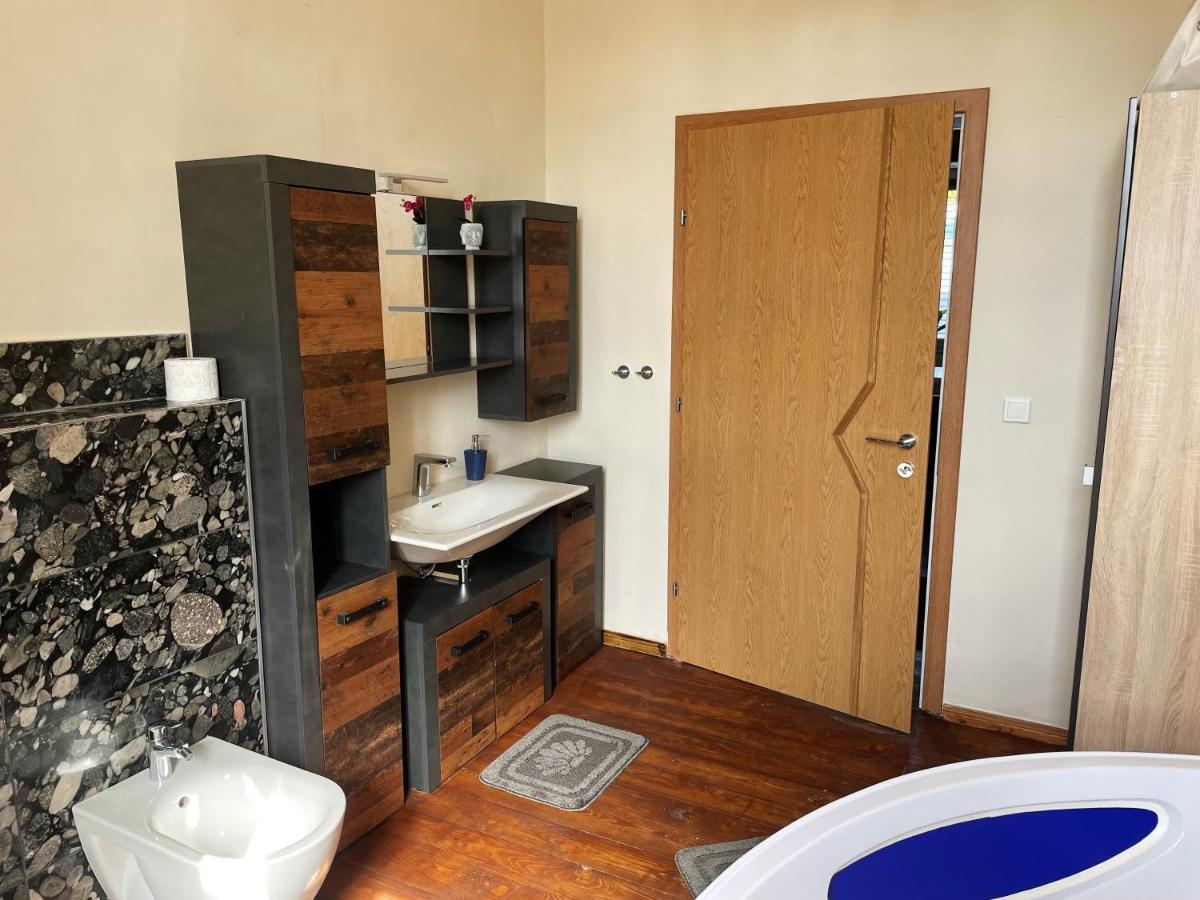 Dz Appartements - Ferienwohnung Mit Klimaanlage, Whirlpool Und Freiem Wlan - Ruhige, Zentrale Lage In Wittenberge Ngoại thất bức ảnh